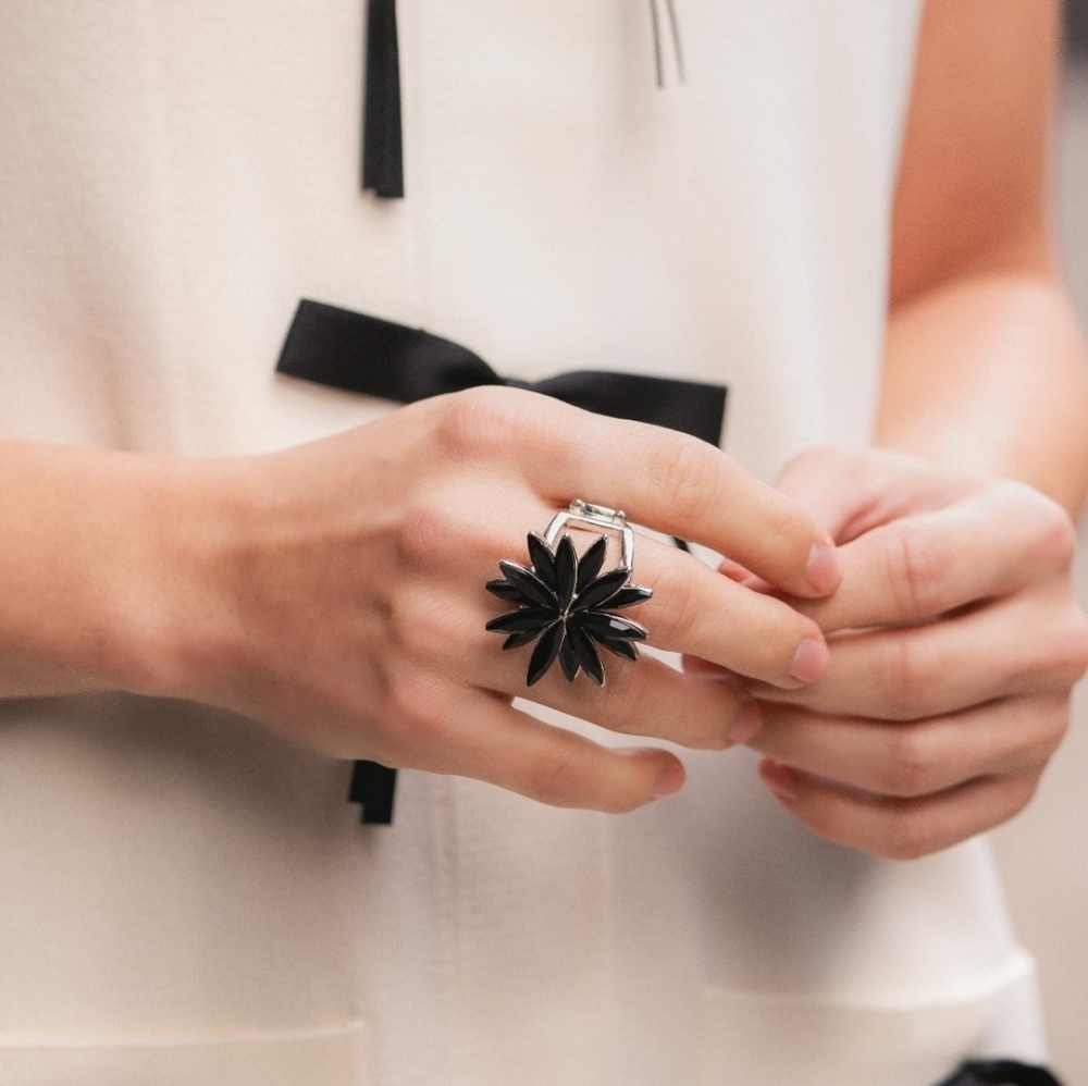 Elegant Black Flower Ring